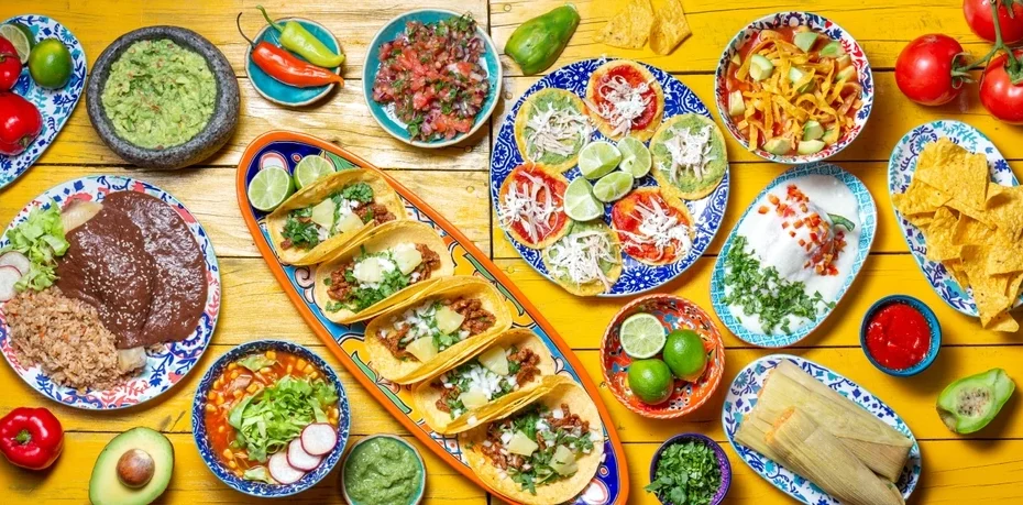 Descubre las comidas típicas de 3 destinos clave: Colima, Jalisco y Michoacán. Un viaje de sabor por la cultura culinaria del Occidente de México en autobús.