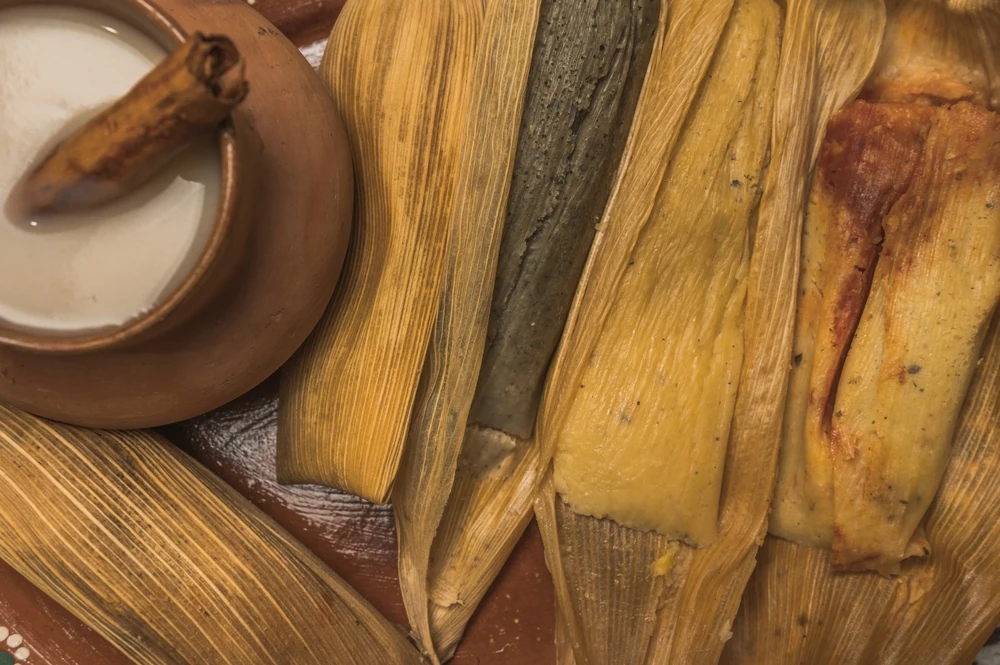 Descubre el origen del Día de la Candelaria en México, las mejores tradiciones y dónde viajar para probar los mejores tamales y atole en Jalisco y Michoacán.