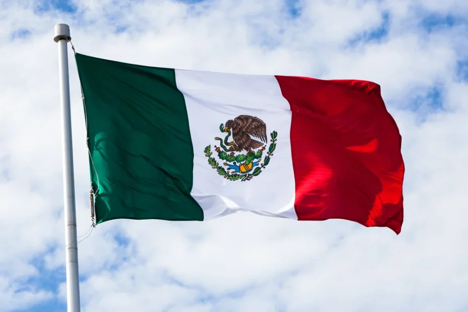 Celebra el Día de la Bandera de México recorriendo los centros históricos y plazas cívicas de Jalisco, Colima y Michoacán. Planifica tu viaje en autobús.