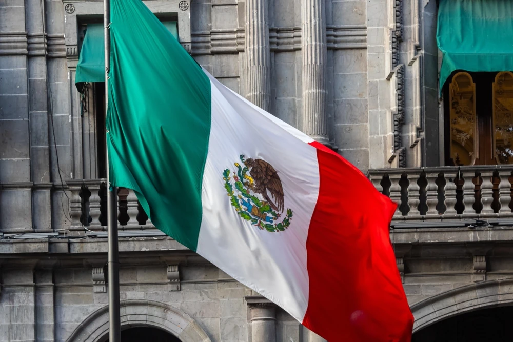 Celebra el Día de la Bandera de México recorriendo los centros históricos y plazas cívicas de Jalisco, Colima y Michoacán. Planifica tu viaje en autobús.