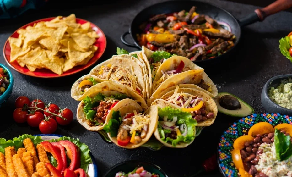 Celebra el Día del Taco con un viaje por los sabores de México. Descubre la ruta de la birria, las carnitas y los mariscos en Jalisco y Michoacán.