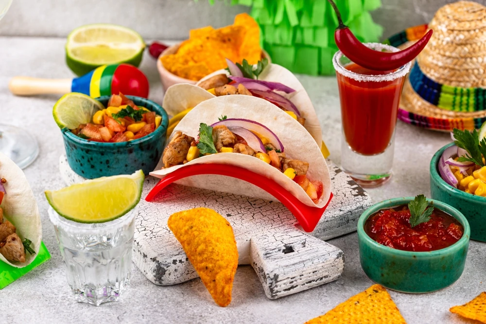 Celebra el Día del Taco con un viaje por los sabores de México. Descubre la ruta de la birria, las carnitas y los mariscos en Jalisco y Michoacán.
