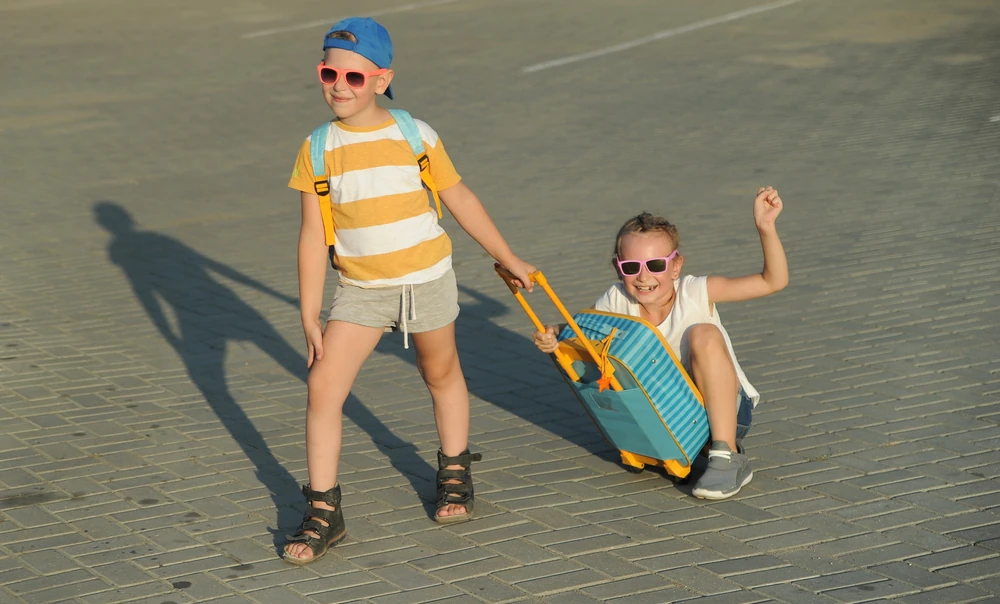 Descubre los mejores consejos para viajar con niños y mantenerlos entretenidos durante tus trayectos por Jalisco, Colima y Michoacán. ¡Rutas seguras y divertidas!