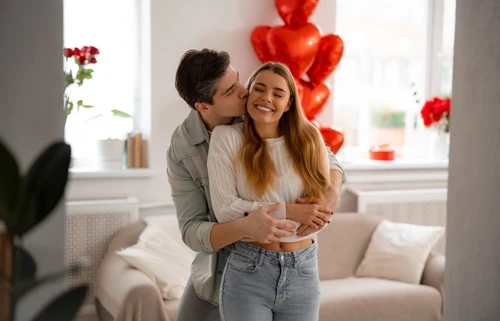 En el Día Internacional del Beso, celebra el amor con una escapada. Descubre destinos románticos en autobús y encuentra el lugar perfecto para un beso inolvidable.