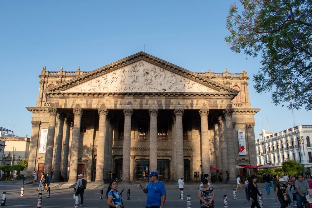 En el Día Internacional de los Monumentos y Sitios, te invitamos a explorar la historia. Descubre lugares históricos en Jalisco y Michoacán viajando en autobús.